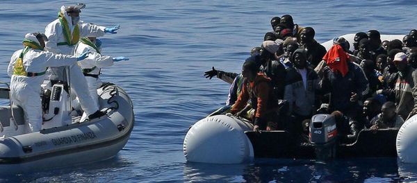 Italian Financial Police rescue unit approaches an inflatable dinghy crowded with migrants off the Libyan coast, in the Mediterranean Sea, Wednesday, April 22, 2015 Italian Financial Police rescue unit approaches an inflatable dinghy crowded with migrants off the Libyan coast, in the Mediterranean Sea, Wednesday, April 22, 2015 - Sputnik International