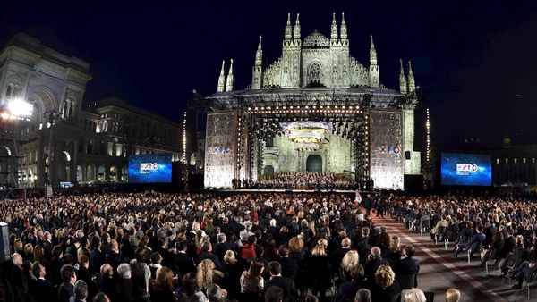 Italian tenor Andrea Bocelli performs in front of the Duomo with a concert to inaugurate the Expo 2015 in Milan, Italy, April 30, 2015 - Sputnik International