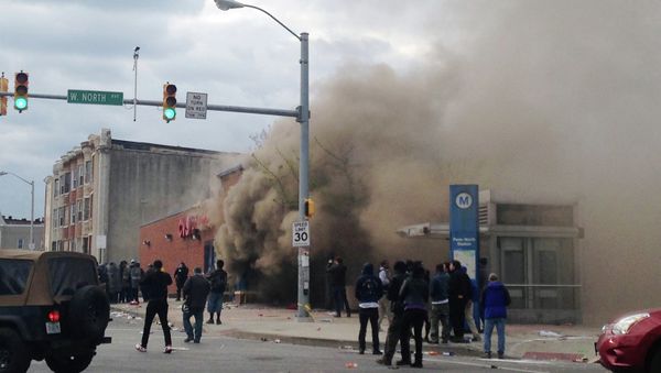 Smoke billows from a CVS Pharmacy store in Baltimore on Monday, April 27, 2015 - Sputnik International