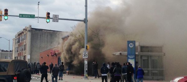 Smoke billows from a CVS Pharmacy store in Baltimore on Monday, April 27, 2015 - Sputnik International