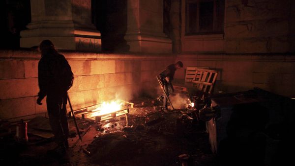 Pro-Ukrainian supporters sort through rubbish outside the burnt trade union building where more than 30 people died trying to escape during clashes in Odessa, Ukraine, on Friday, May 2, 2014 - Sputnik International