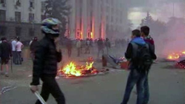 This image made from AP video shows a building on fire in Odessa, Ukraine, on Friday, May 2, 2014 - Sputnik International