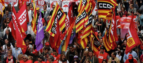 People protest during a May Day rally in the center of Barcelona, Spain, Friday, May 1, 2015 - Sputnik International