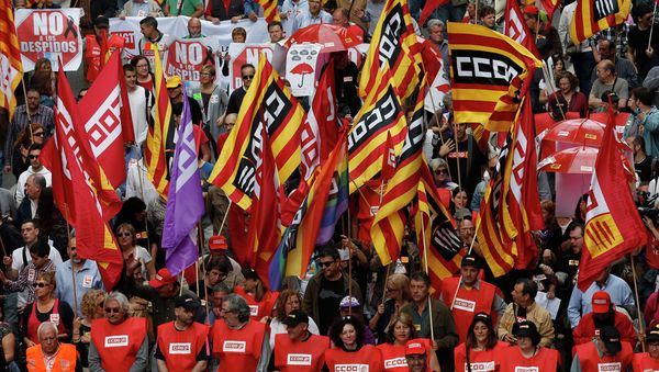 People protest during a May Day rally in the center of Barcelona, Spain, Friday, May 1, 2015 People protest during a May Day rally in the center of Barcelona, Spain, Friday, May 1, 2015 - Sputnik International