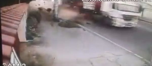 VÍDEO INCRIVEL MOSTRA AVALANCHE DE CARGA QUE SE DESPRENDE DE CAMINHÃO,PEDESTRE ESCAPA POR POUCO - Sputnik International