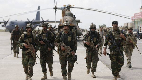 Afghan security forces arrive at the Kunduz airport, April 30, 2015. - Sputnik International