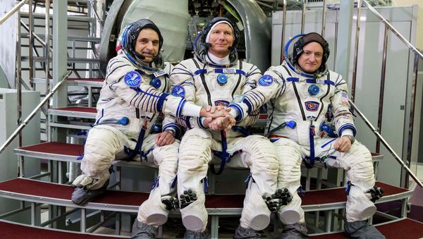 US astronaut Scott Kelly, right, Russian cosmonauts Gennady Padalka, center, and Mikhail Korniyenko pose before their final preflight practical examination - Sputnik International