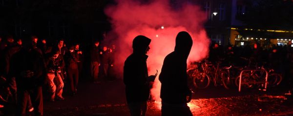 Flares are lit during the 'Revolutionary' May Day demonstration in Berlin on May 1, 2015. - Sputnik International