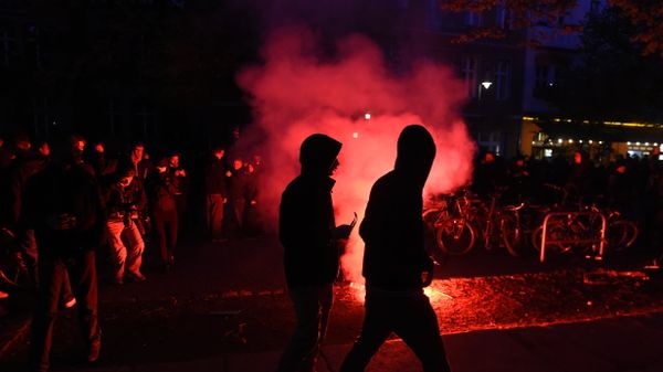 Flares are lit during the 'Revolutionary' May Day demonstration in Berlin on May 1, 2015.  - Sputnik International