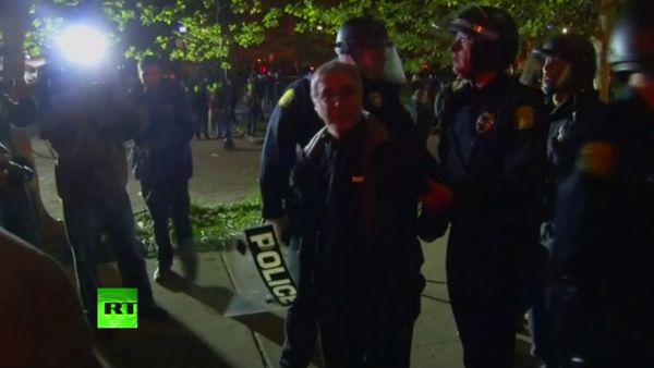 Baltimore police make arrests after several protesters refused to disperse after curfew went into effect Baltimore police make arrests after several protesters refused to disperse after curfew went into effect - Sputnik International
