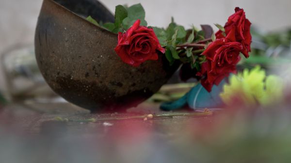 Roses lay in an old military helmet outside the burnt trade union building where more than 40 people perished in a fire on May 2, 2014 Roses lay in an old military helmet outside the burnt trade union building where more than 40 people perished in a fire on May 2, 2014 - Sputnik International