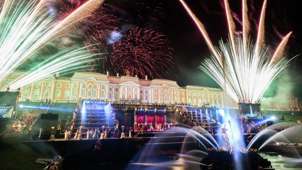 A light-and-music pageant at the Grand Cascade of the Peterhof palatial and park ensemble in the environs of St. Petersburg on Fountain Day, which the city celebrates every autumn. - Sputnik International