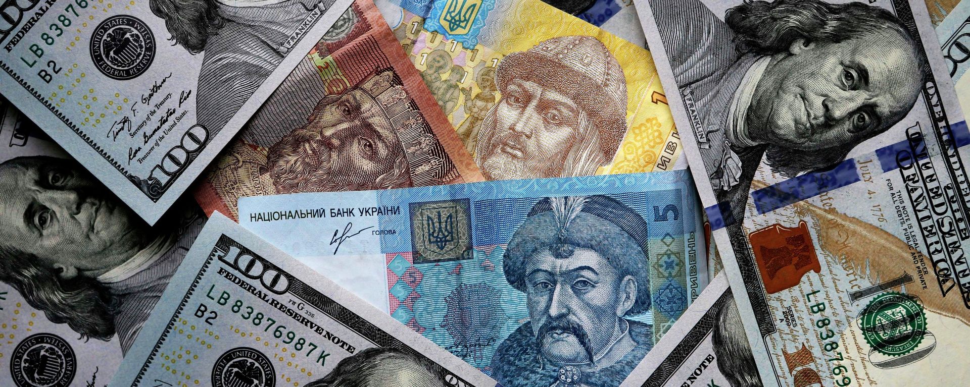 US and Ukrainian notes and coins US and Ukrainian notes and coins - Sputnik International, 1920, 02.01.2025