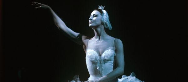 Maya Plisetskaya performing on stage - Sputnik International