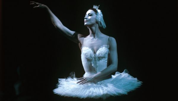 Maya Plisetskaya performing on stage - Sputnik International