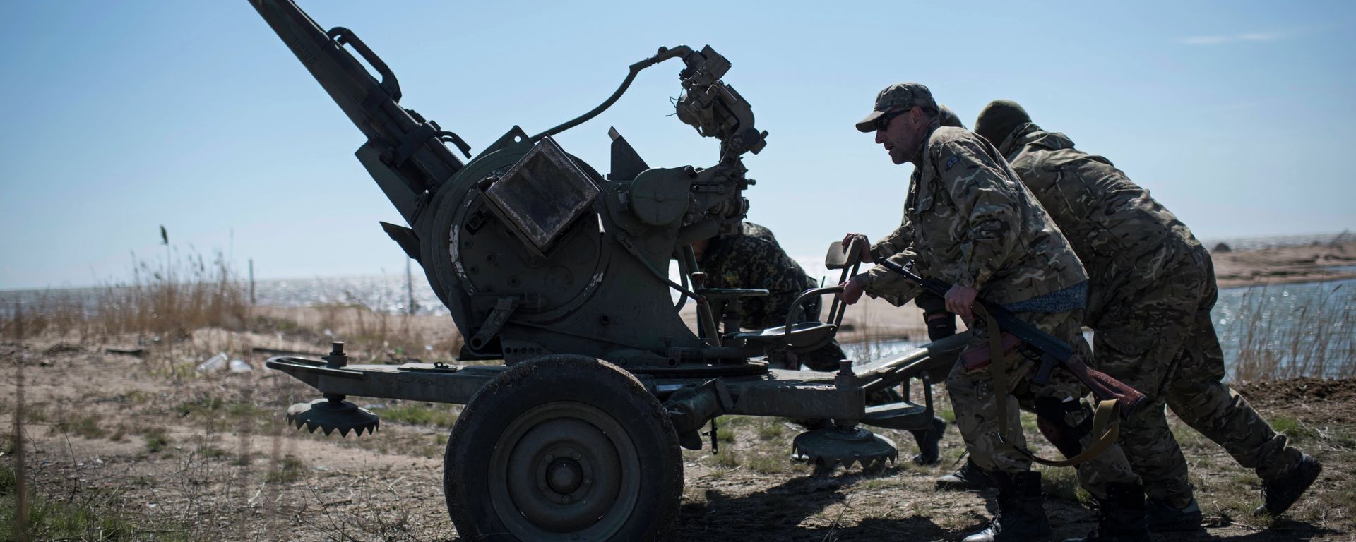 Ukrainian servicemen deploy a weapon at the beach of the Azov Sea in Shyrokyne, eastern Ukraine Ukrainian servicemen deploy a weapon at the beach of the Azov Sea in Shyrokyne, eastern Ukraine - Sputnik International, 1920, 10.07.2022