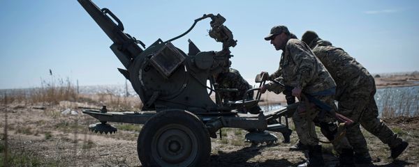 Ukrainian servicemen deploy a weapon at the beach of the Azov Sea in Shyrokyne, eastern Ukraine Ukrainian servicemen deploy a weapon at the beach of the Azov Sea in Shyrokyne, eastern Ukraine - Sputnik International