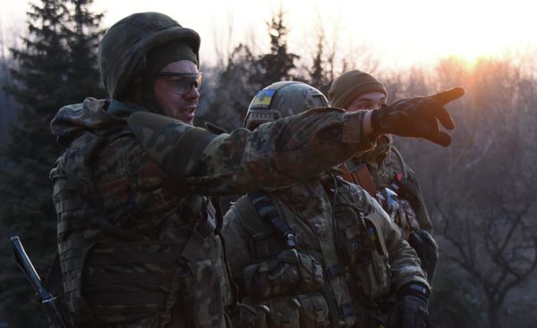 Fighters of the Azov Battalion observe enemy lines from the roof of their base in the town of Shyrokyne, eastern Ukraine - Sputnik International