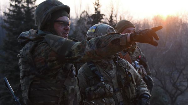 Fighters of the Azov Battalion observe enemy lines from the roof of their base in the town of Shyrokyne, eastern Ukraine - Sputnik International