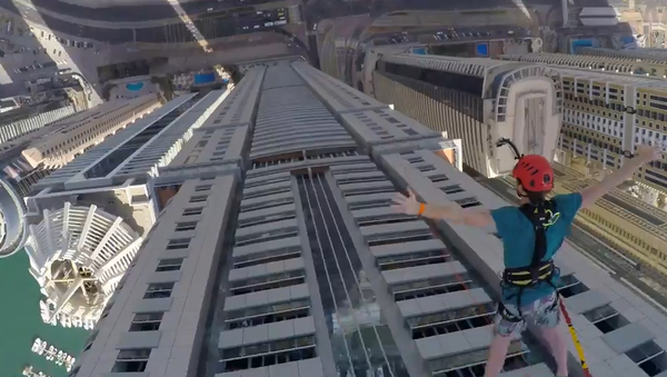 Into the Precipice: Parachutists Jump Off World's Highest Residential Tower - Sputnik International