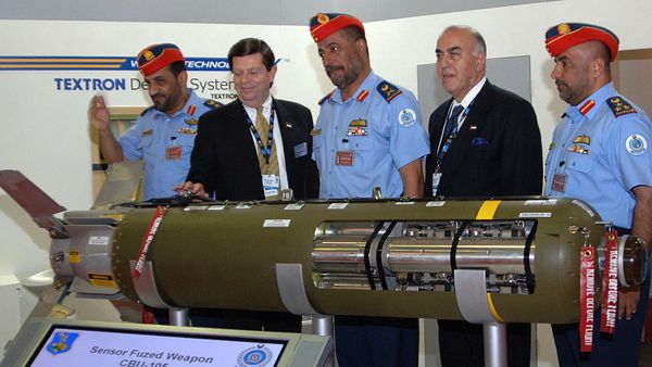 Thomas Harrington, vice president of US Textron Defense Systems, (2nd L) presents a sensor fuzed weapon CBU-105 to Emirati Major General Mohammed bin Swaidan Said al-Qamzi, Commander of UAE's Air Force and Air Defence, (3rd L) - Sputnik International