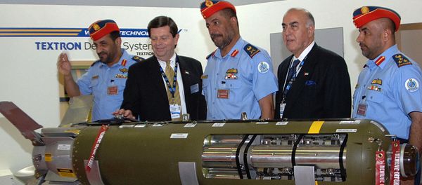 Thomas Harrington, vice president of US Textron Defense Systems, (2nd L) presents a sensor fuzed weapon CBU-105 to Emirati Major General Mohammed bin Swaidan Said al-Qamzi, Commander of UAE's Air Force and Air Defence, (3rd L) - Sputnik International