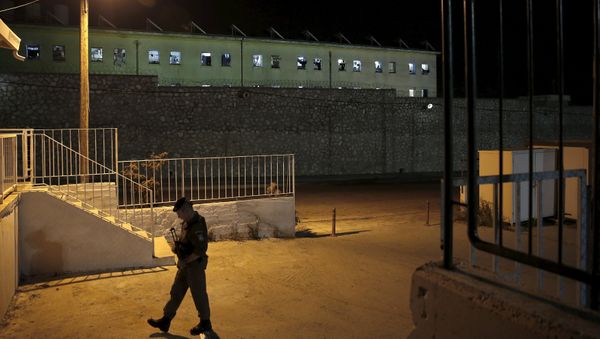 A riot police officer patrols outside Koridallos prison in Athens May 3, 2015. - Sputnik International