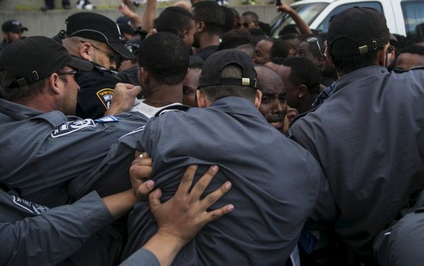 Israeli policemen push protesters, mainly whom are Israeli Jews of Ethiopian origin, during a demonstration against what they say is police racism and brutality, after the emergence last week of a video clip that showed policemen shoving and punching a black soldier during a protest in Tel Aviv May 3, 2015. Israeli policemen push protesters, mainly whom are Israeli Jews of Ethiopian origin, during a demonstration against what they say is police racism and brutality, after the emergence last week of a video clip that showed policemen shoving and punching a black soldier during a protest in Tel Aviv May 3, 2015. - Sputnik International