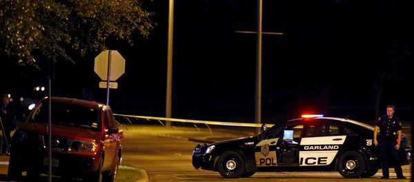 A police officer stands near the suspects' vehicle after a shooting outside the Muhammad Art Exhibit and Contest sponsored by the American Freedom Defense Initiative in Garland, Texas - Sputnik International