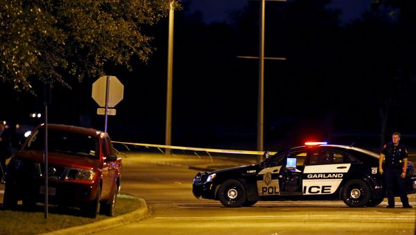A police officer stands near the suspects' vehicle after a shooting outside the Muhammad Art Exhibit and Contest sponsored by the American Freedom Defense Initiative in Garland, Texas - Sputnik International