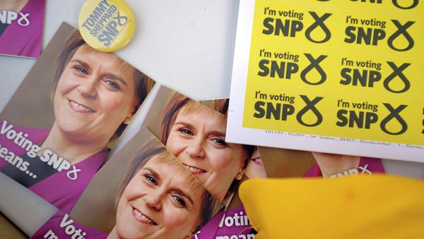 Campaign materials for the SNP featuring the face of Scottish First Minister and SNP leader Nicola Sturgeon in Edinburgh - Sputnik International