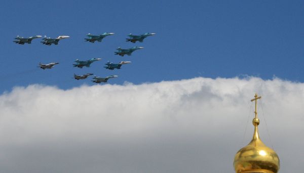 Breathtaking Stunt Flying: First Aerial Rehearsal of Moscow Victory Parade Breathtaking Stunt Flying: First Aerial Rehearsal of Moscow Victory Parade - Sputnik International