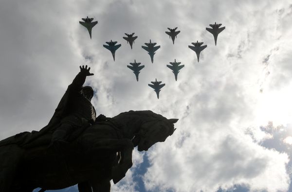 Breathtaking Stunt Flying: First Aerial Rehearsal of Moscow Victory Parade Breathtaking Stunt Flying: First Aerial Rehearsal of Moscow Victory Parade - Sputnik International