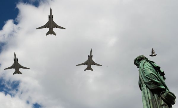 Breathtaking Stunt Flying: First Aerial Rehearsal of Moscow Victory Parade Breathtaking Stunt Flying: First Aerial Rehearsal of Moscow Victory Parade - Sputnik International