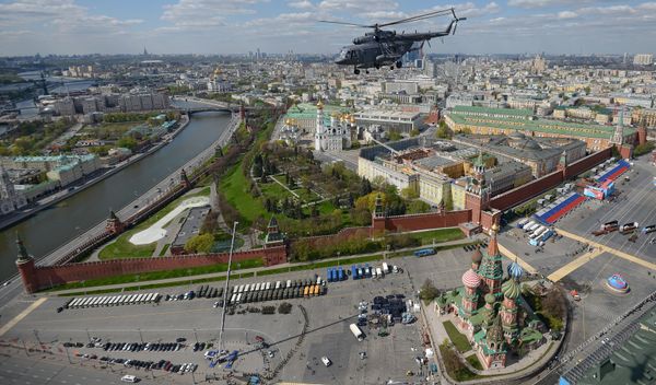 Breathtaking Stunt Flying: First Aerial Rehearsal of Moscow Victory Parade Breathtaking Stunt Flying: First Aerial Rehearsal of Moscow Victory Parade - Sputnik International