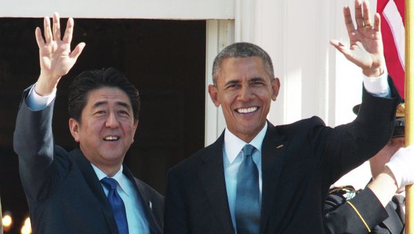 US President Barack Obama and Japan's Prime Minister Shinzo Abe wave during the official welcome ceremony on the South Lawn of the White House on April 28, 2015 in Washington, DC. US President Barack Obama and Japan's Prime Minister Shinzo Abe wave during the official welcome ceremony on the South Lawn of the White House on April 28, 2015 in Washington, DC. - Sputnik International