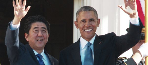 US President Barack Obama and Japan's Prime Minister Shinzo Abe wave during the official welcome ceremony on the South Lawn of the White House on April 28, 2015 in Washington, DC. - Sputnik International