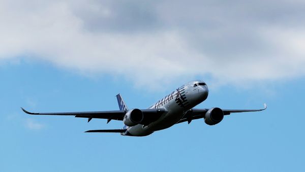 An Airbus A350 XWB flies on display during the Farnborough International Air Show, Farnborough, England, Monday, July 14, 2014. An Airbus A350 XWB flies on display during the Farnborough International Air Show, Farnborough, England, Monday, July 14, 2014. - Sputnik International