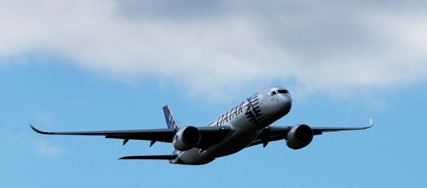 An Airbus A350 XWB flies on display during the Farnborough International Air Show, Farnborough, England, Monday, July 14, 2014. - Sputnik International