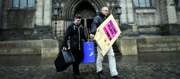 Polling Manager Scott Russel (R) and assistant Ross Clement deliver ballot boxes and a polling sign to a polling station on The Royal Mile in the centre of Edinburgh on May 6 2015 on the eve of the General election - Sputnik International