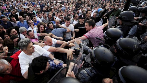Protesters fight with police in front of a Macedonian government building in Skopje, Macedonia, May 5, 2015 Protesters fight with police in front of a Macedonian government building in Skopje, Macedonia, May 5, 2015 - Sputnik International