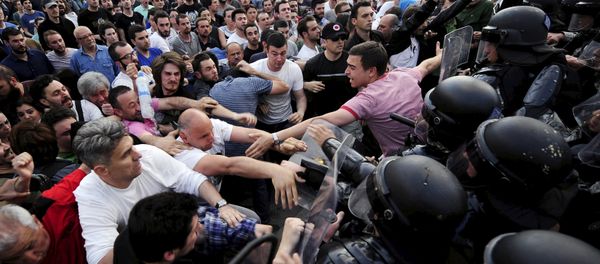 Protesters fight with police in front of a Macedonian government building in Skopje, Macedonia, May 5, 2015 - Sputnik International