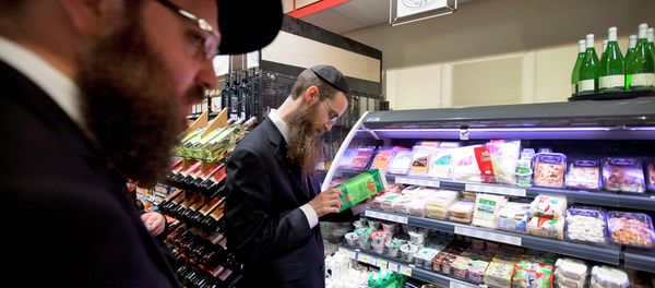 Orthodox Jewish men check kosher food at a supermarket in Berlin - Sputnik International