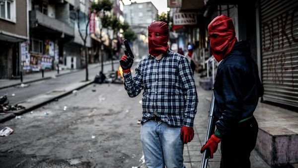 Militants of the Revolutionary People's Liberation Party-Front (DHKP-C) stand in the street with guns during a demonstration after the funeral of a protester killed in a recent protest - Sputnik International