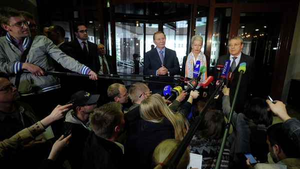 Former Ukrainian president Leonid Kuchma (3rdR), OSCE envoy Heidi Tagliavini (2ndR) and ambassador-at-large representing Russia Azamat Kulmukhametov (R) address the media after talks on resolving the Ukraine conflict in Minsk on May 6, 2015 Former Ukrainian president Leonid Kuchma (3rdR), OSCE envoy Heidi Tagliavini (2ndR) and ambassador-at-large representing Russia Azamat Kulmukhametov (R) address the media after talks on resolving the Ukraine conflict in Minsk on May 6, 2015 - Sputnik International