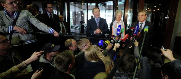 Former Ukrainian president Leonid Kuchma (3rdR), OSCE envoy Heidi Tagliavini (2ndR) and ambassador-at-large representing Russia Azamat Kulmukhametov (R) address the media after talks on resolving the Ukraine conflict in Minsk on May 6, 2015 Former Ukrainian president Leonid Kuchma (3rdR), OSCE envoy Heidi Tagliavini (2ndR) and ambassador-at-large representing Russia Azamat Kulmukhametov (R) address the media after talks on resolving the Ukraine conflict in Minsk on May 6, 2015 - Sputnik International