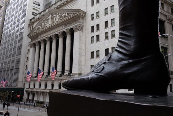 People walk past the New York Stock Exchange (NYSE) on the Wall Street in New York People walk past the New York Stock Exchange (NYSE) on the Wall Street in New York - Sputnik International