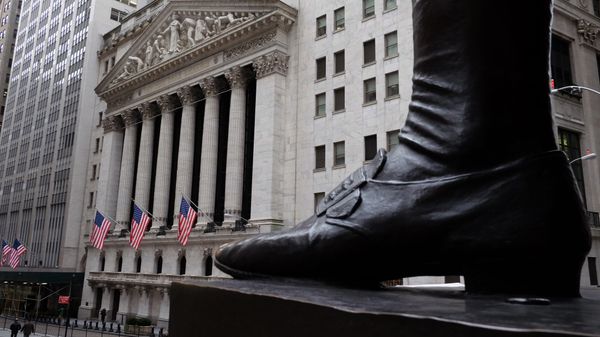 People walk past the New York Stock Exchange (NYSE) on the Wall Street in New York  - Sputnik International