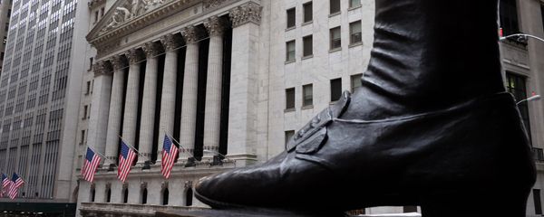People walk past the New York Stock Exchange (NYSE) on the Wall Street in New York - Sputnik International