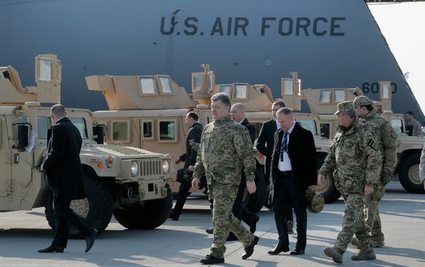 Ukraine's President Petro Poroshenko passes by U.S. armored Humvees in Boryspil Airport, Kiev, Ukraine Ukraine's President Petro Poroshenko passes by U.S. armored Humvees in Boryspil Airport, Kiev, Ukraine - Sputnik International